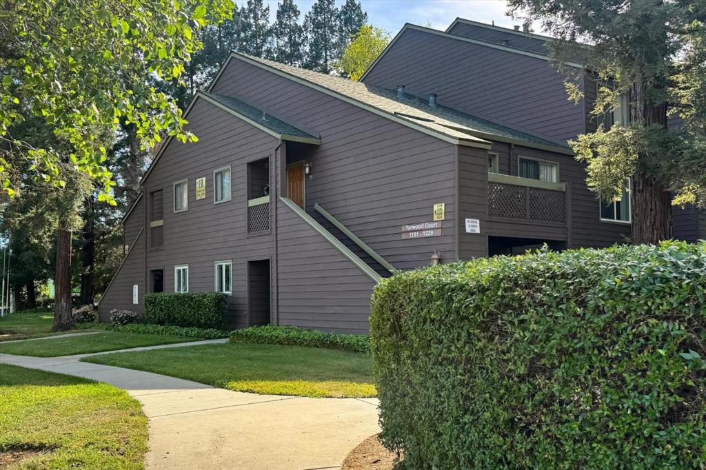 1195 Yarwood Court — photo