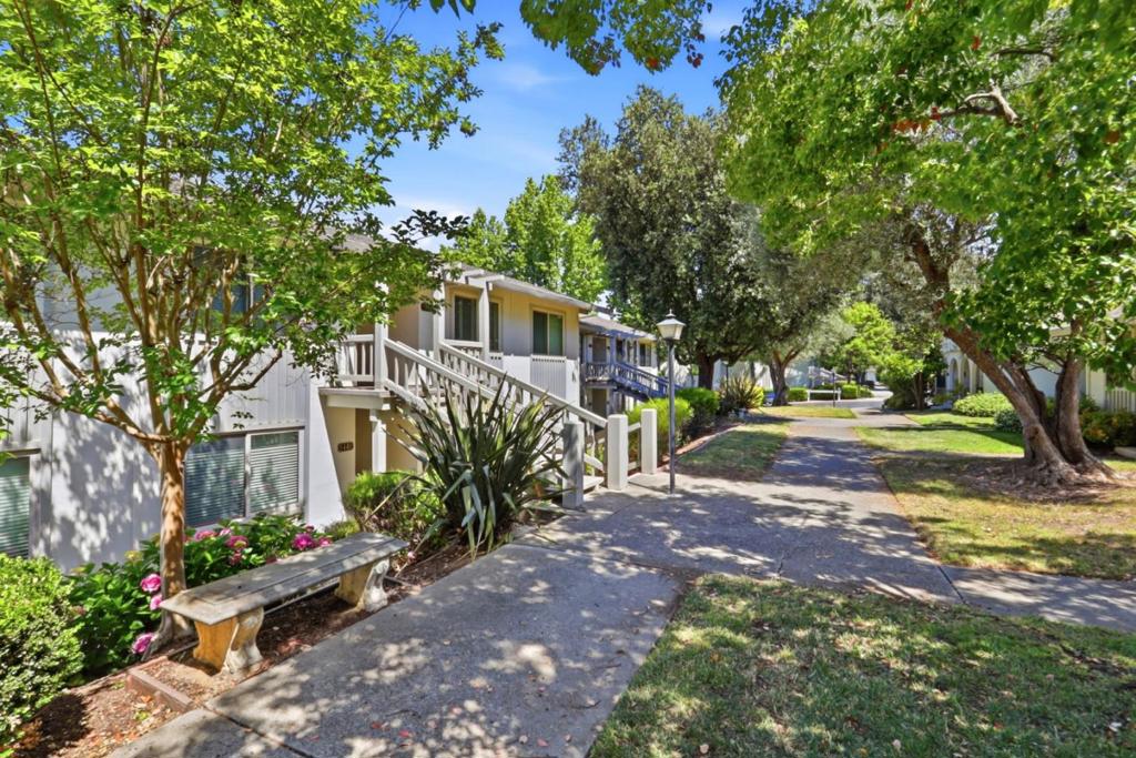 5438 Cribari Green — photo