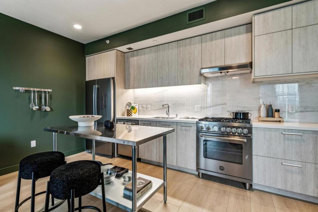 188 W Saint James Street 11010 — photo