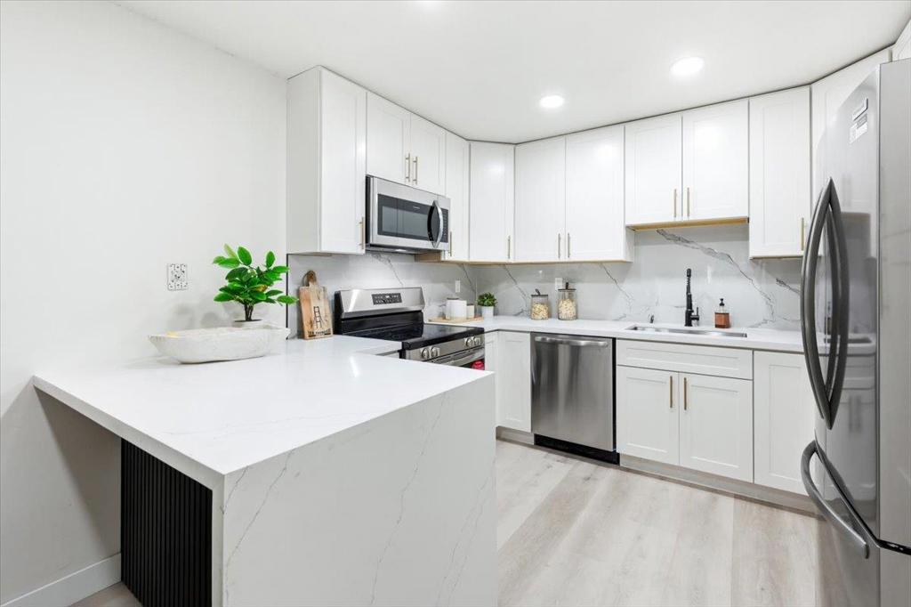 2700 Oak Road 11 — photo