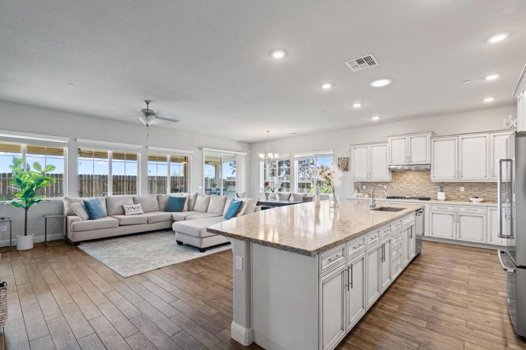 806 Fairywren Court — photo