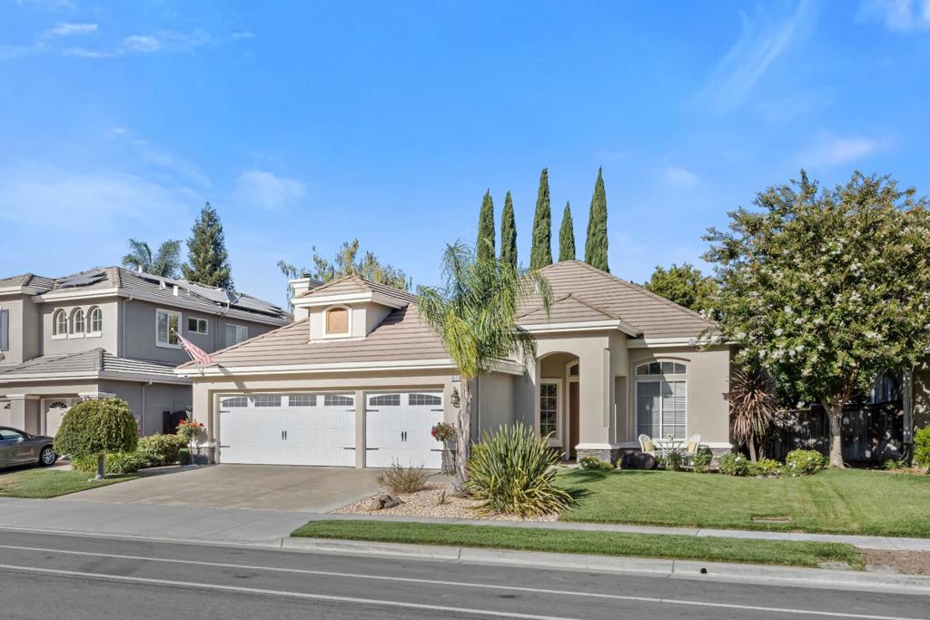 9520 Rancho Hills Drive — photo