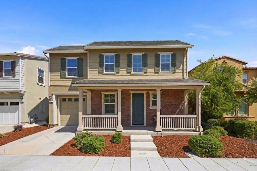 561 E Marcello Avenue — photo