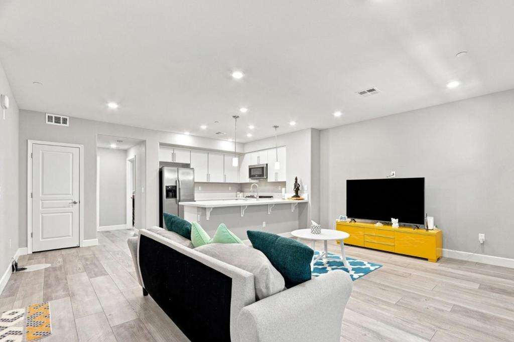 633 Clover Circle — photo