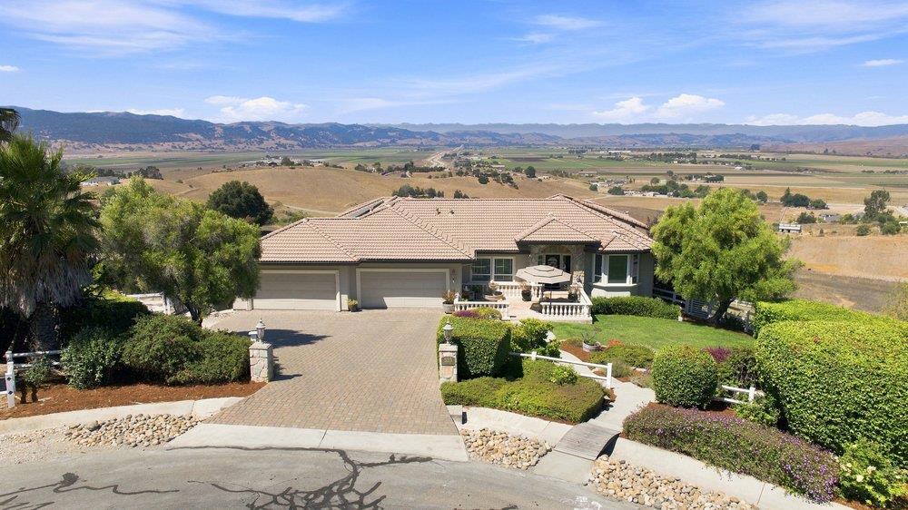 323 Taryn Court — photo