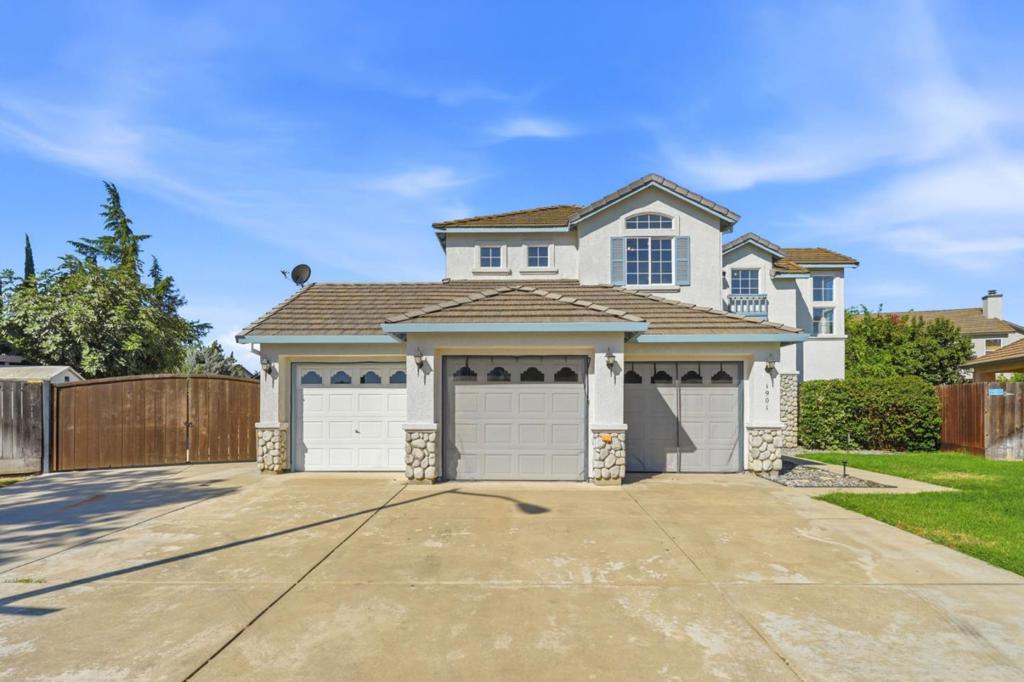 1901 Lauritson Lane — photo