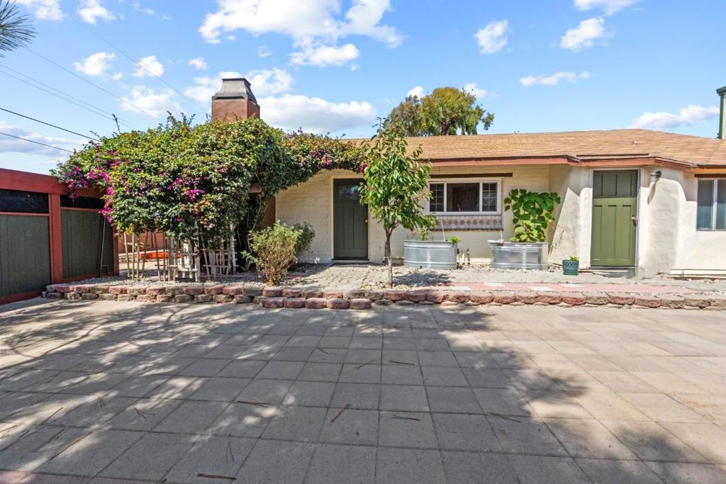 1494 Darwin Street — photo
