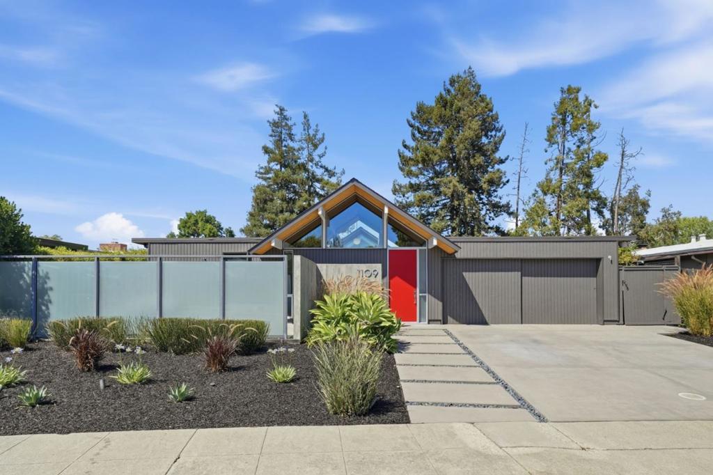 1109 Lorne Way — photo