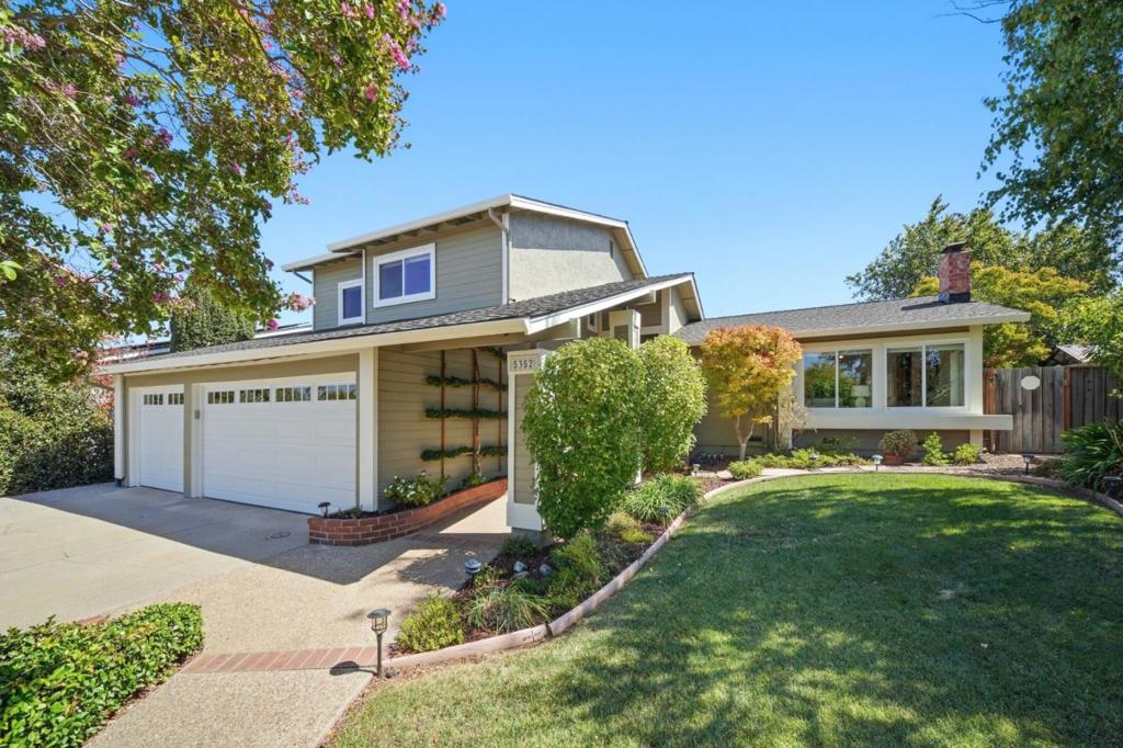 5352 Hounds — photo