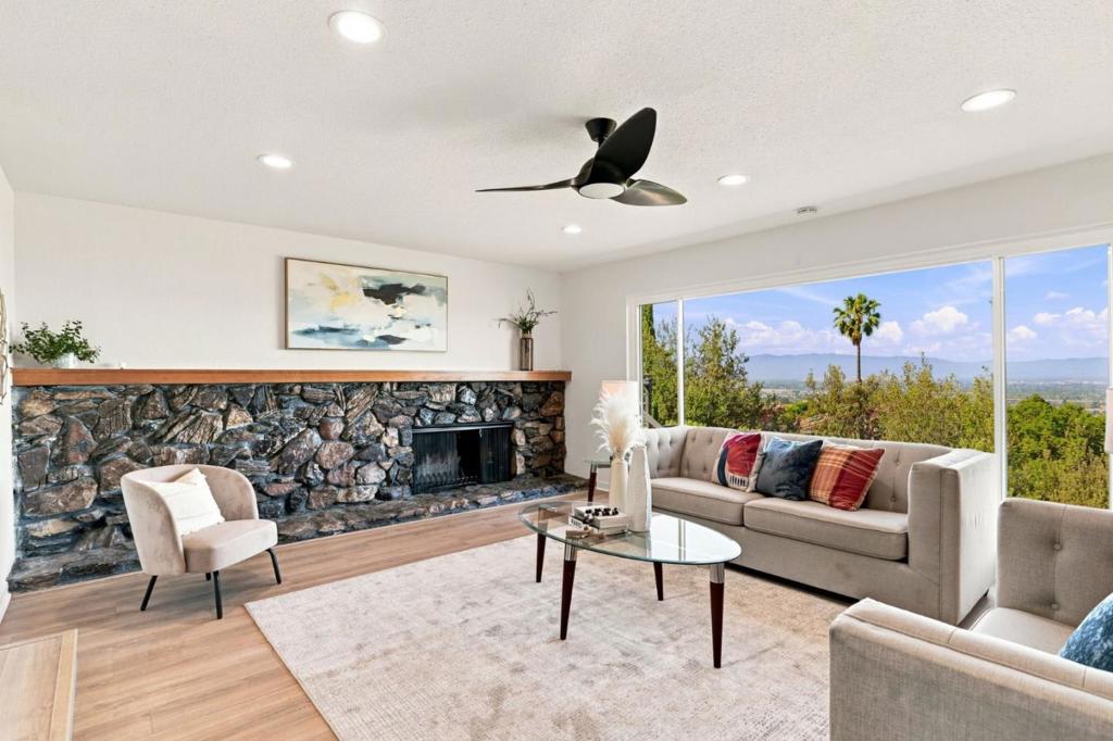 895 Tybalt Drive — photo