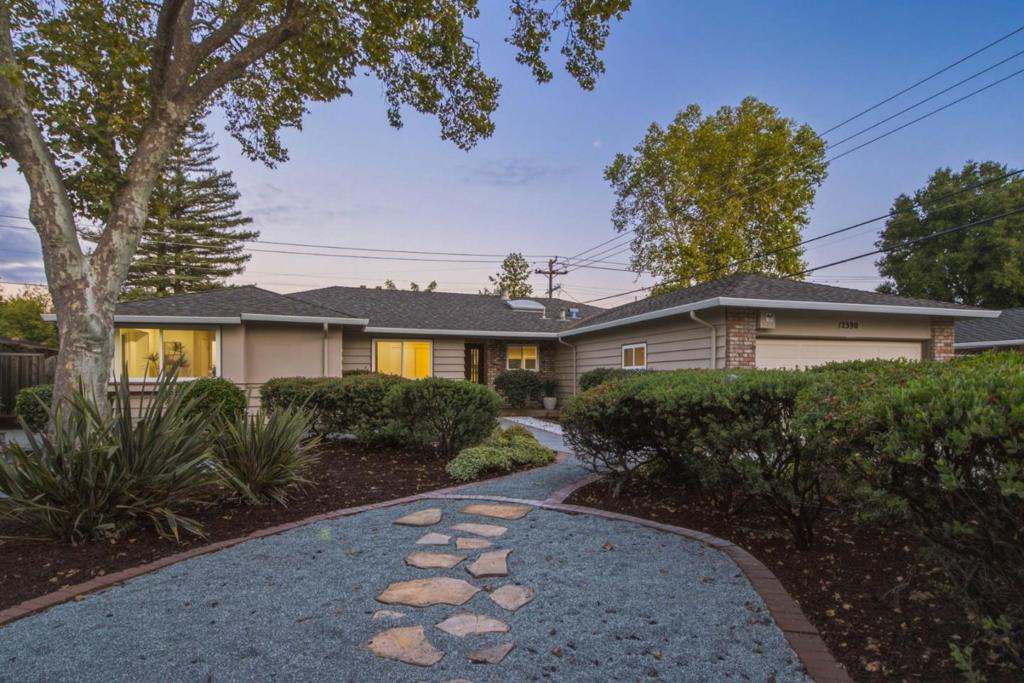 12390 Woodside Drive — photo