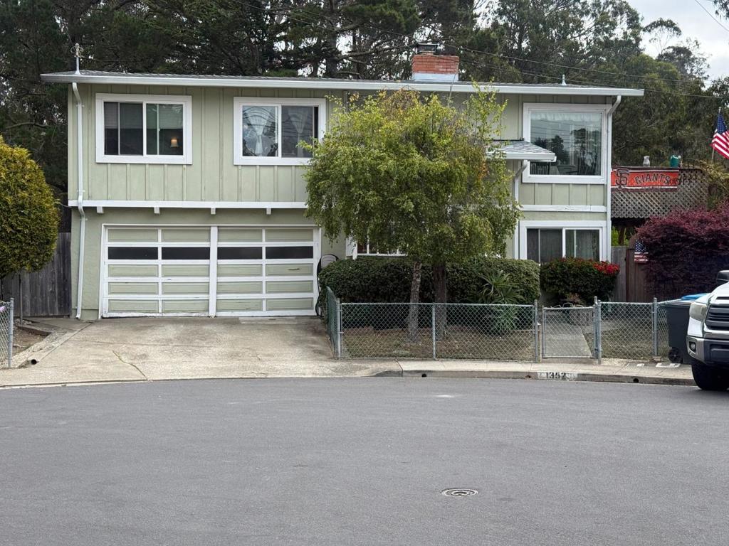 1352 Redwood Way — photo