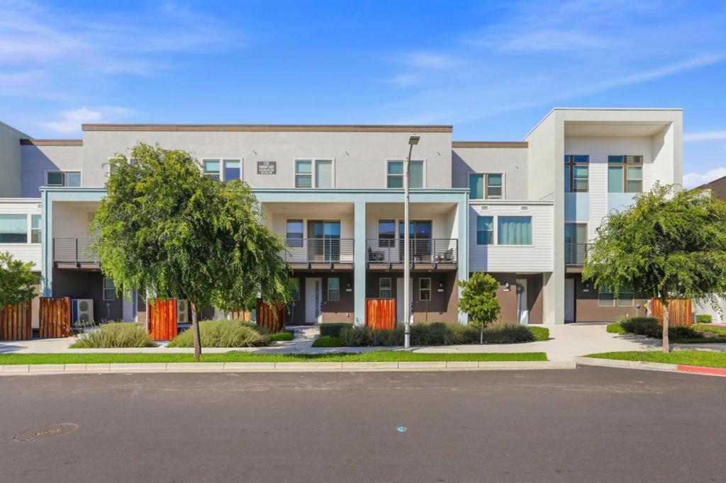 5752 Vibrant Loop — photo