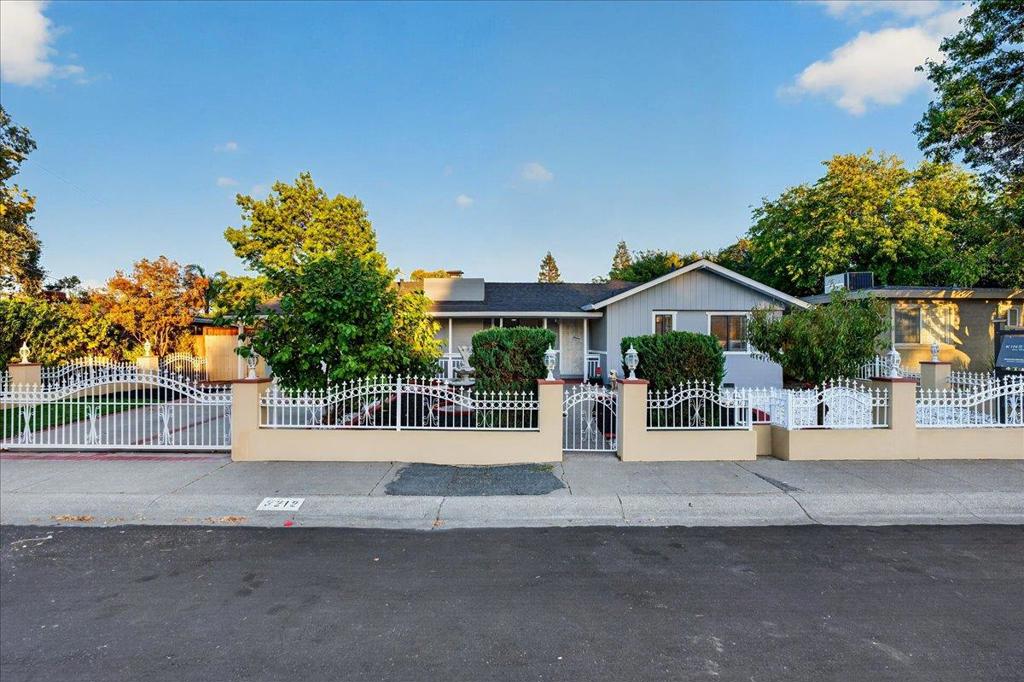 3212 Baker Drive — photo
