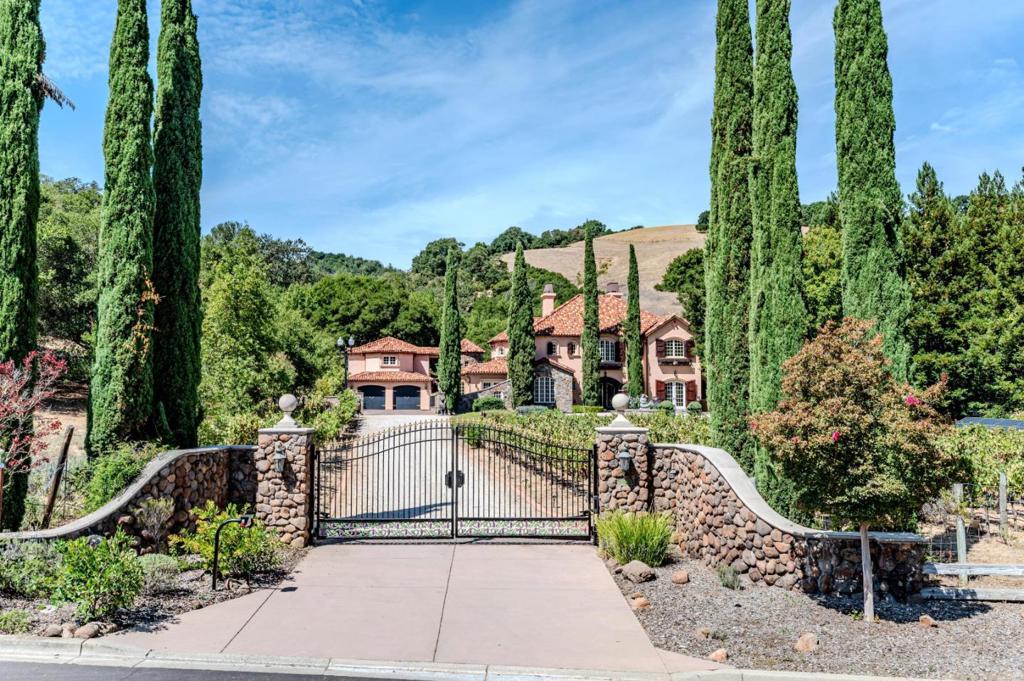 5371 Stonehurst Drive — photo