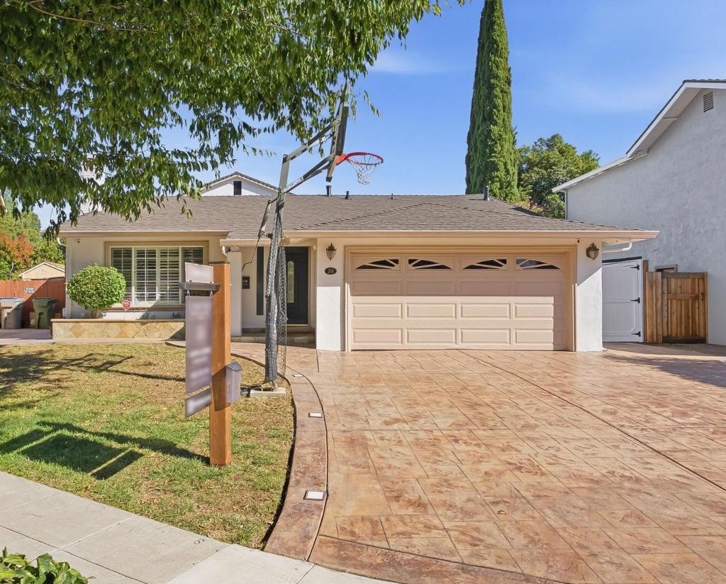 206 Sherry Court — photo