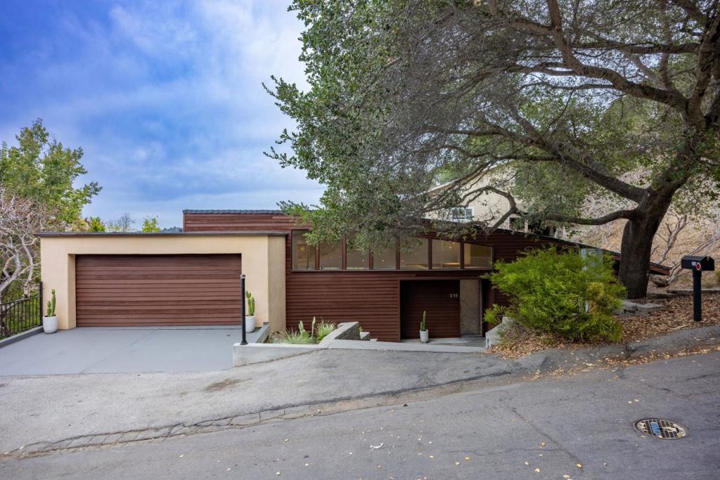215 Winding Way — photo