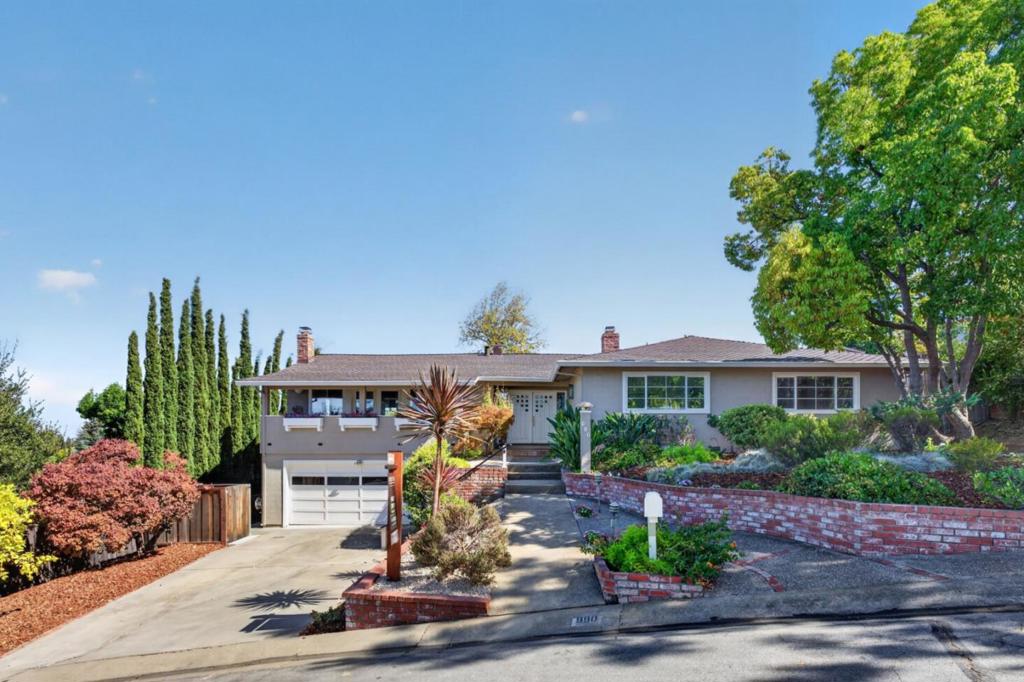990 Oxford Drive — photo