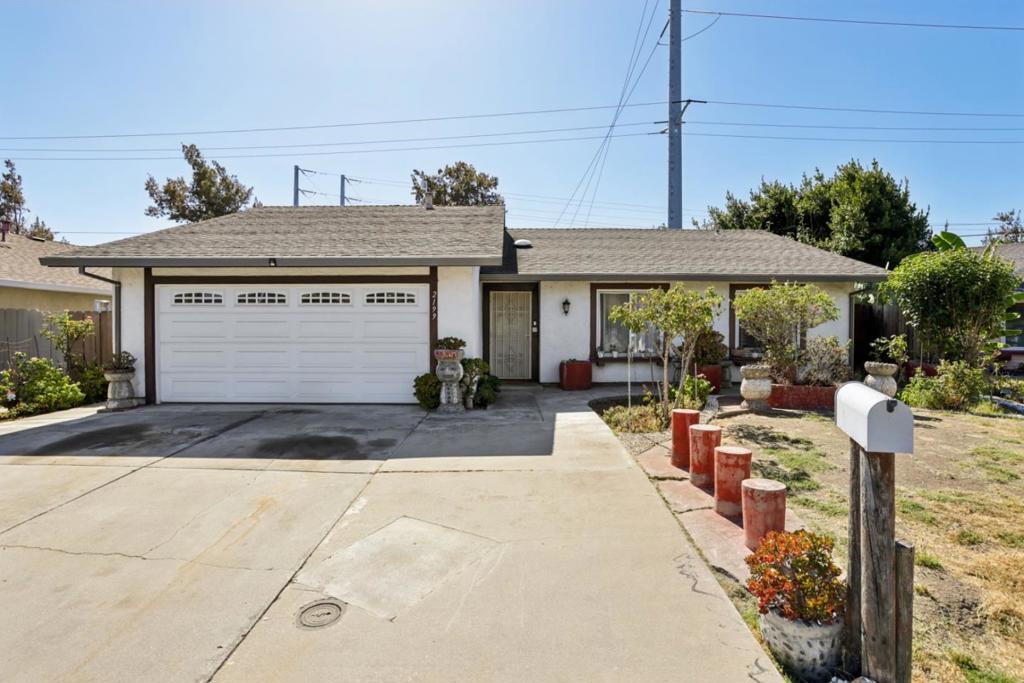 2199 Avenida De Las Flores — photo