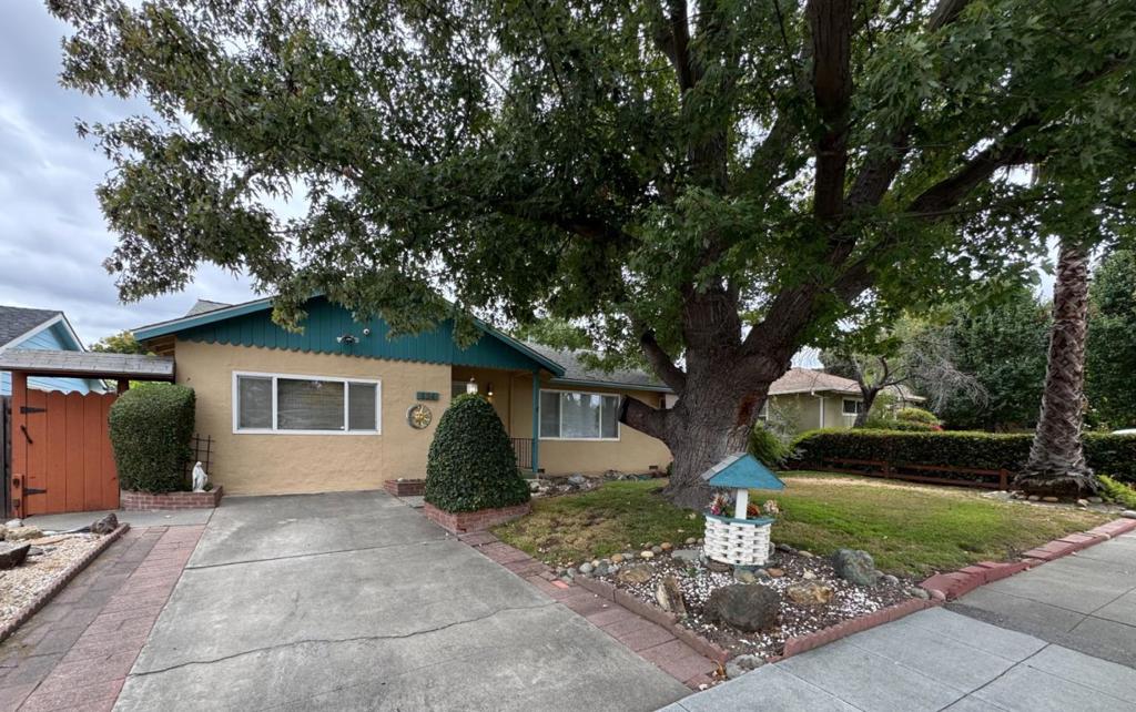 894 Hazelnut Court — photo