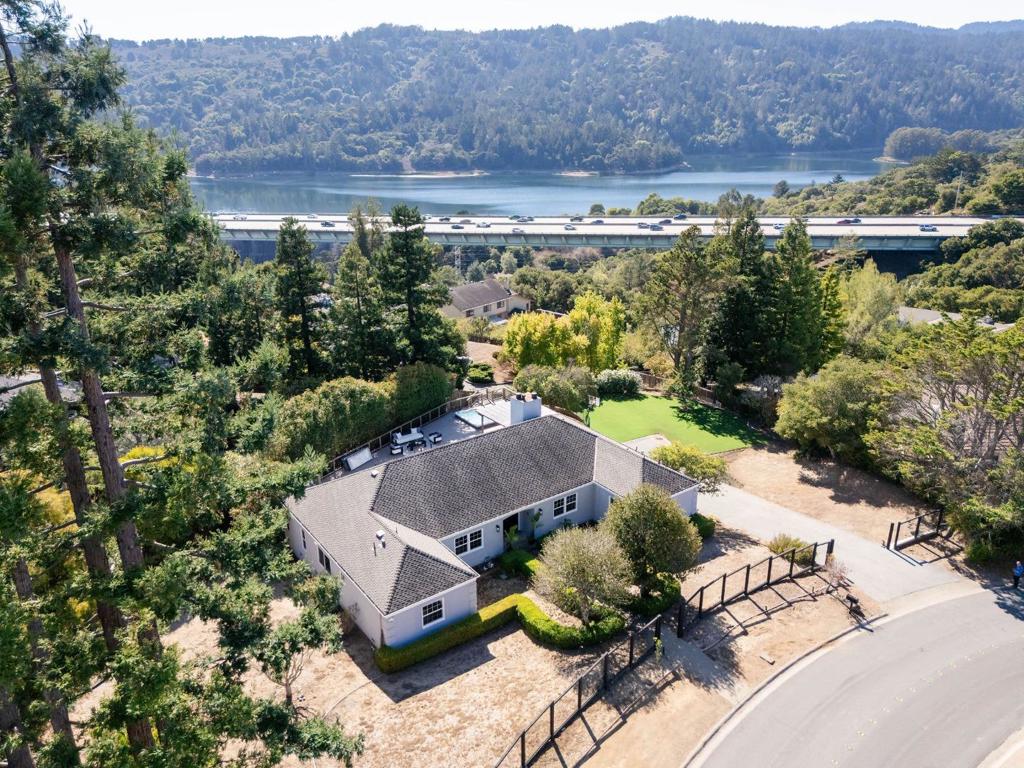 1365 Lakeview Drive — photo
