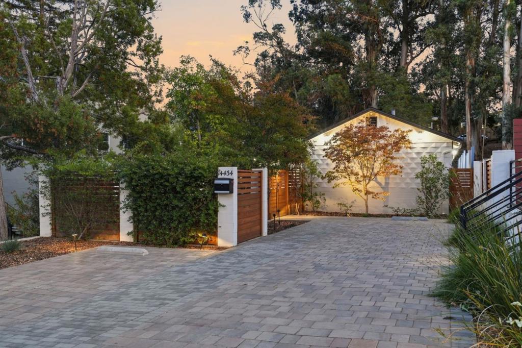 14434 Oak Street — photo