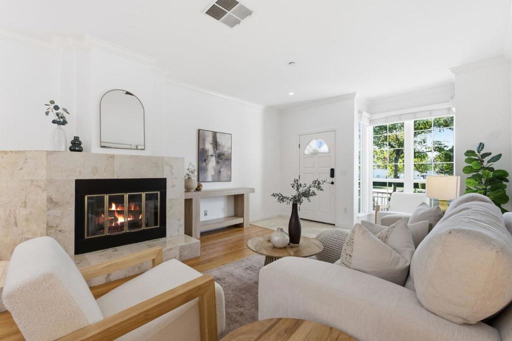 996 Belmont Terrace Unit 10 — photo
