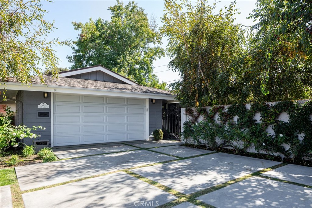 2043 N Capella Court — photo