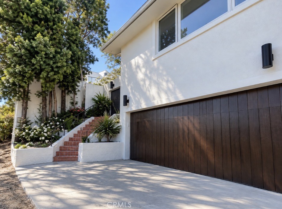 9275 Flicker Way — photo
