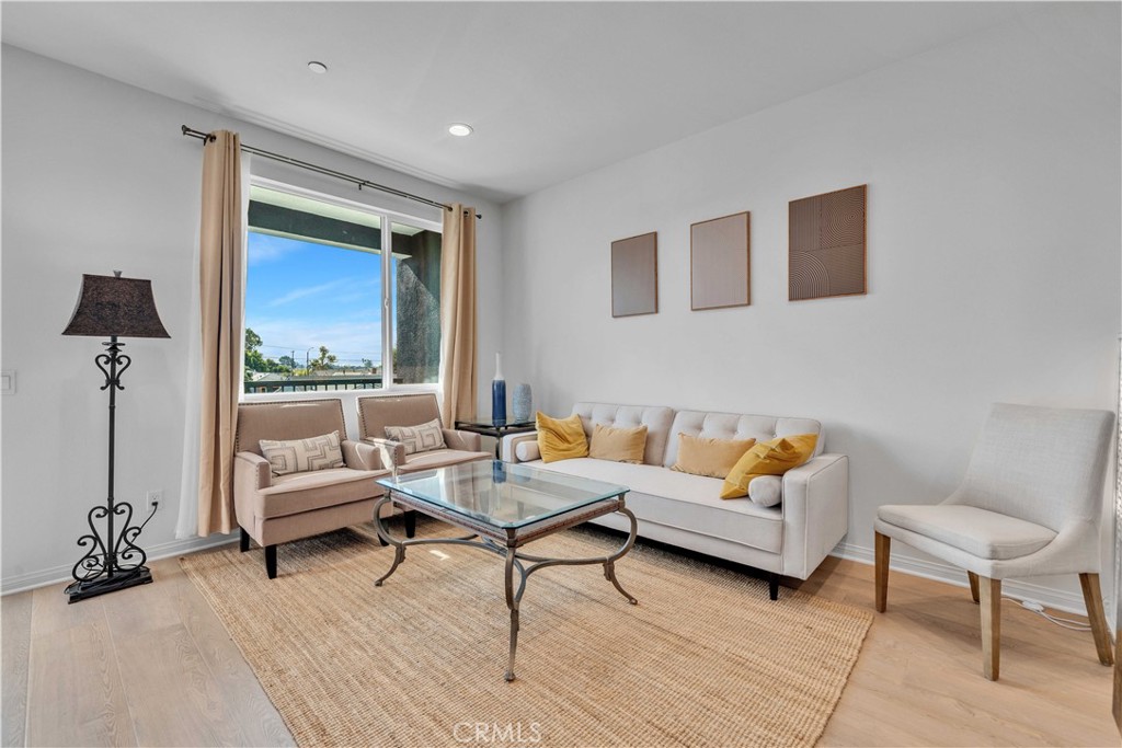 527 W Victor Ave — photo