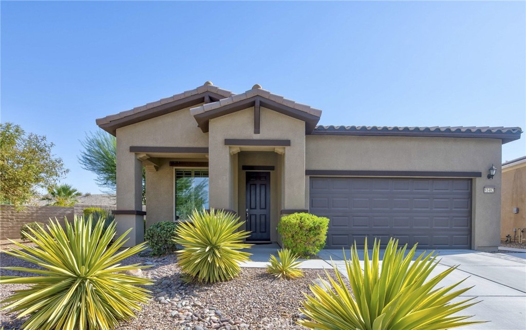 81482 Avenida Viesca — photo