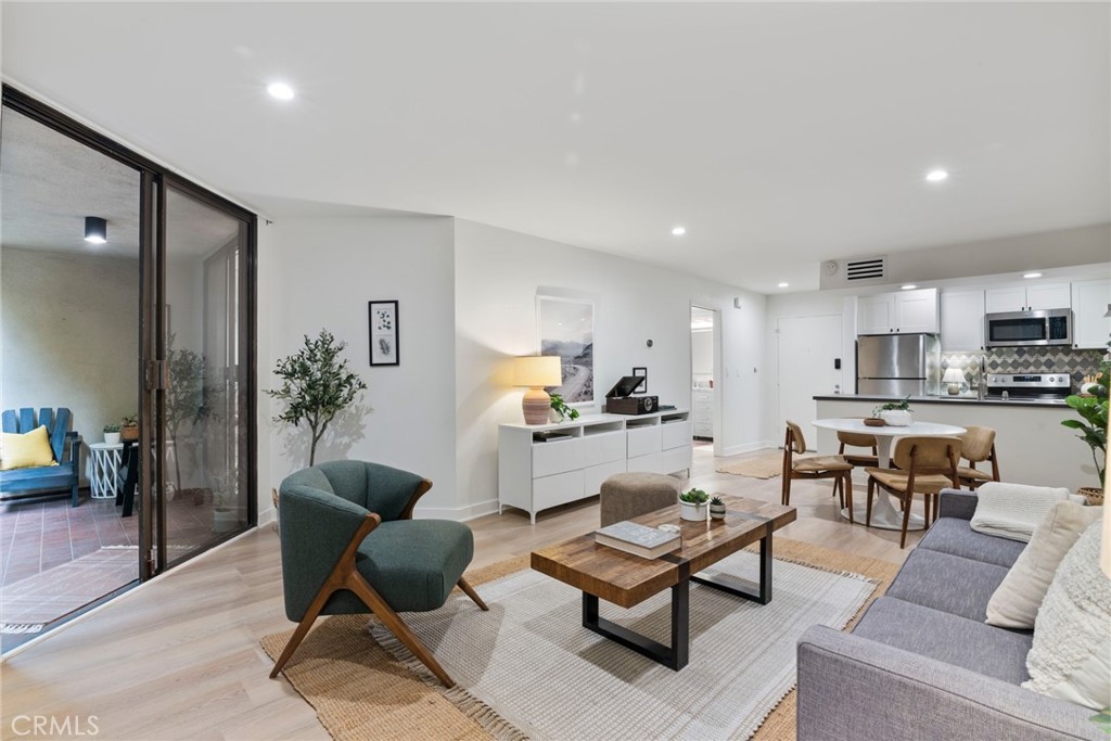 750 N Kings Road 111 — photo