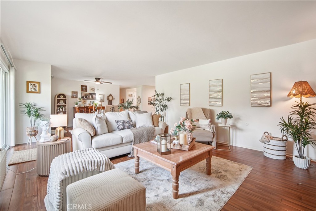 2402 Via Mariposa W 1E — photo