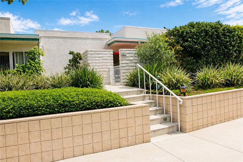 950 Avenida Carmel G — photo