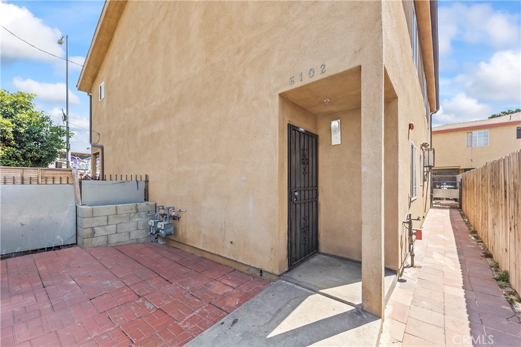 6102 S San Pedro Street — photo