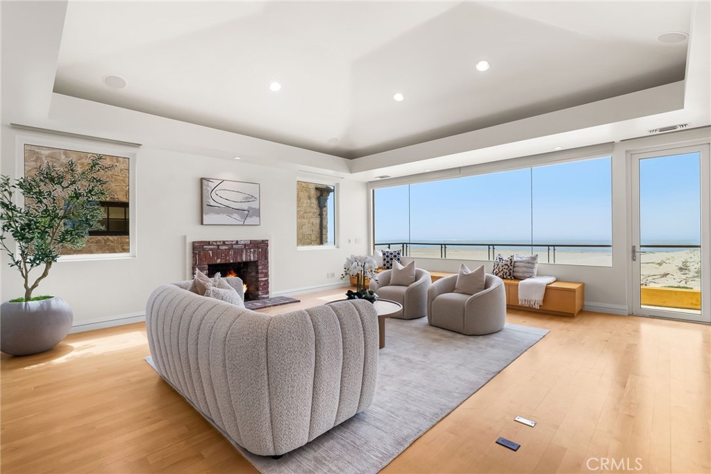 1554 E Oceanfront — photo