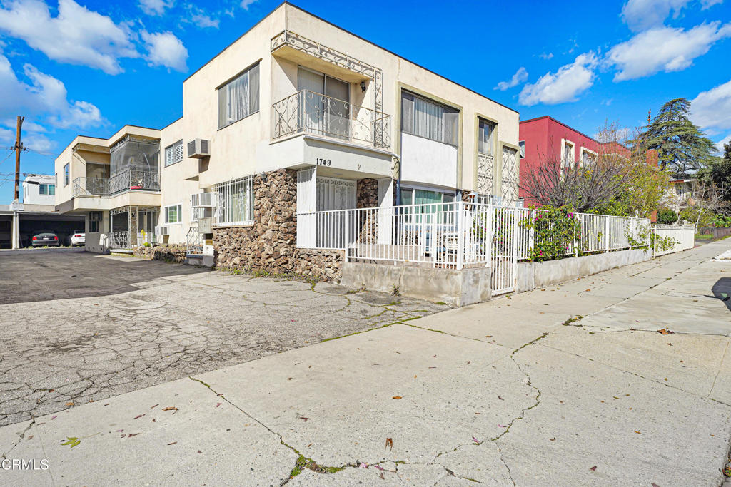 1749 N Edgemont Street — photo