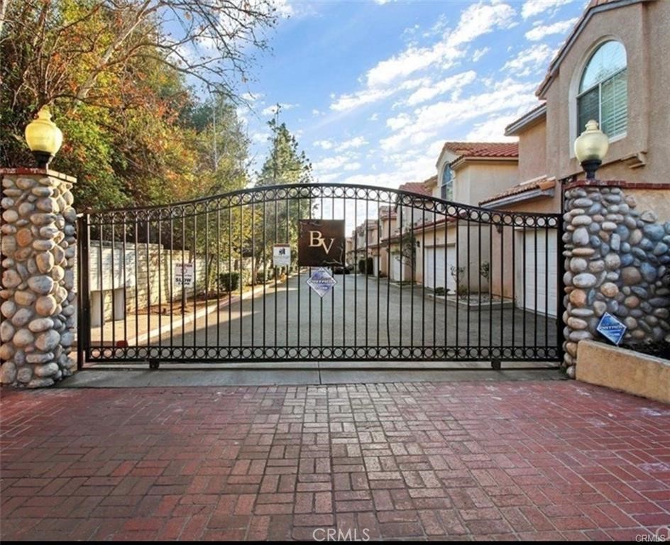 13775 Glenoaks 8 — photo
