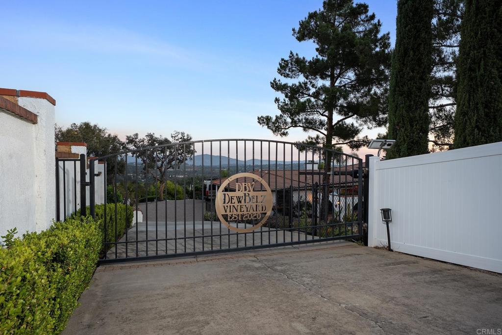 2763 W Victoria Dr — photo