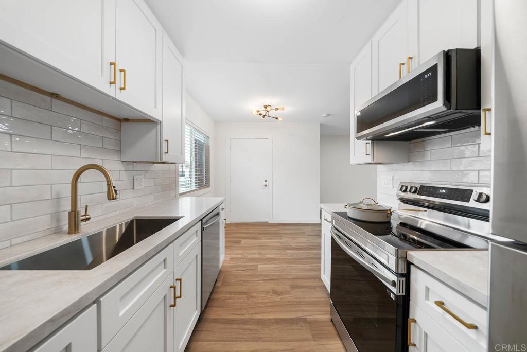 3825 Van Dyke Ave Apt 3 — photo