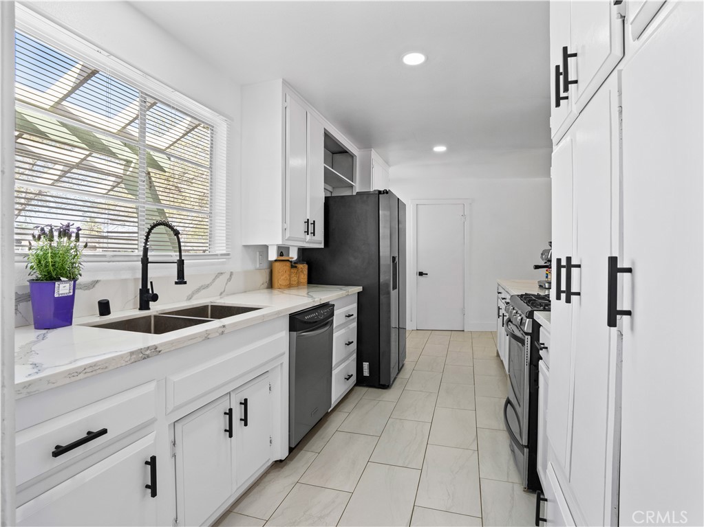 1112 E Avenue J4 — photo