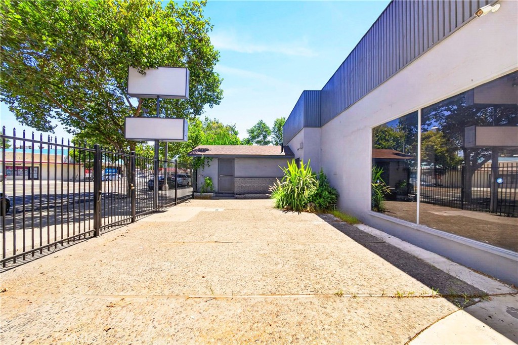 450 W Holt Avenue — photo
