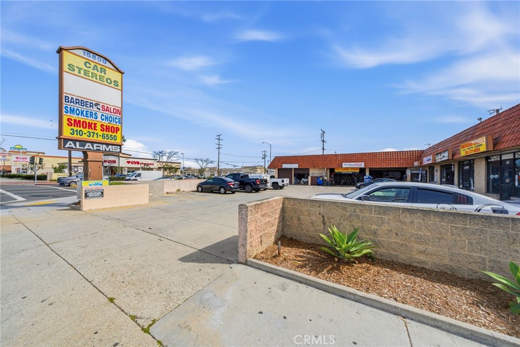 15802 Hawthorne — photo