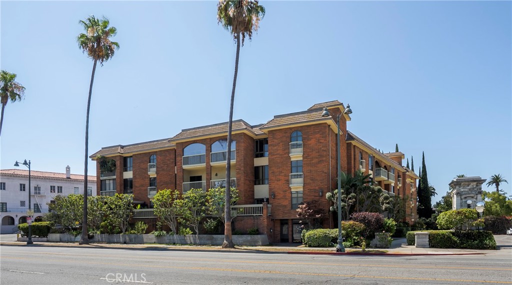 4444 Wilshire 102 — photo