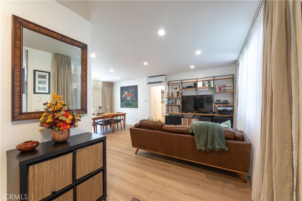 210 Grand 102 — photo