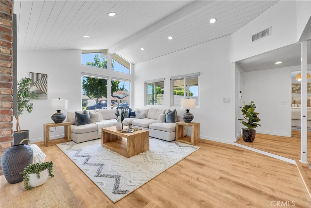 1517 E Riverview — photo