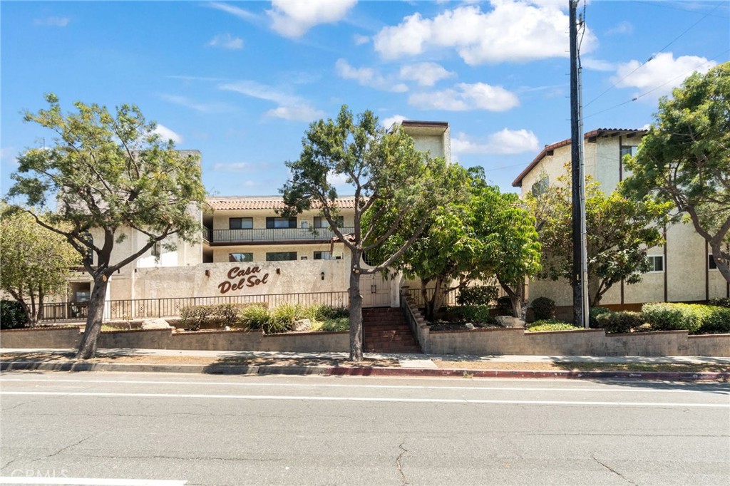 106 N Western 302 — photo