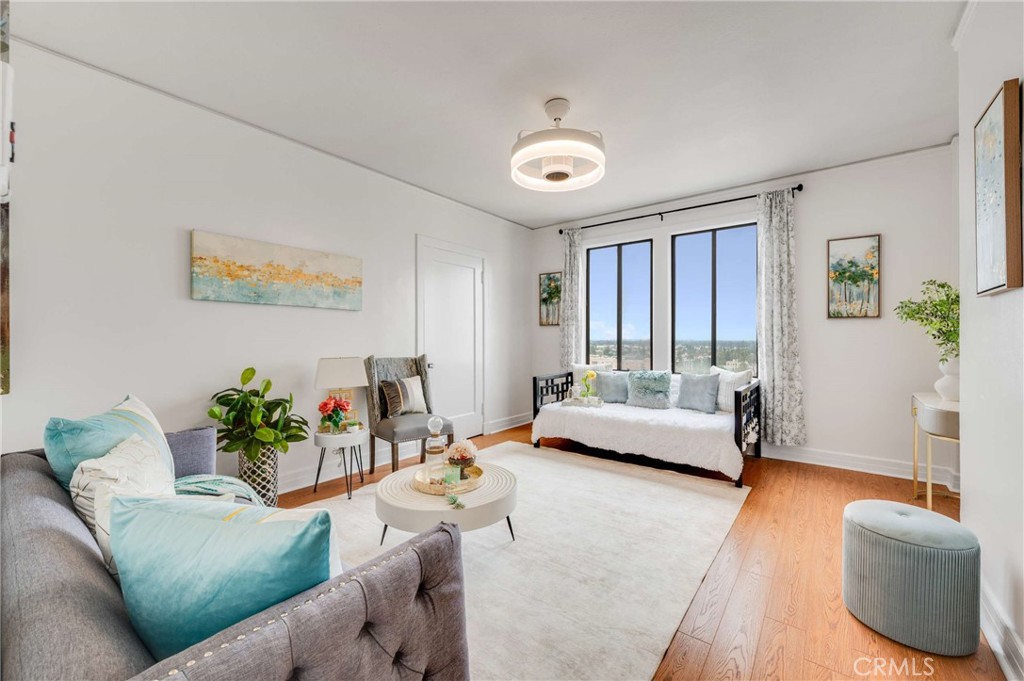 315 W 3rd 1011 — photo