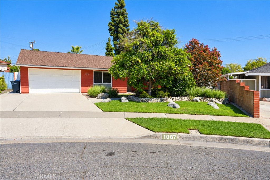 1087 N Greengrove — photo