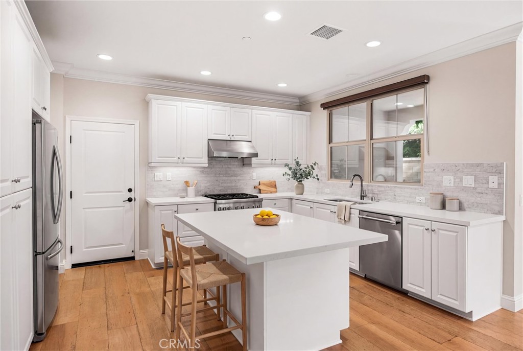 83 Henson — photo